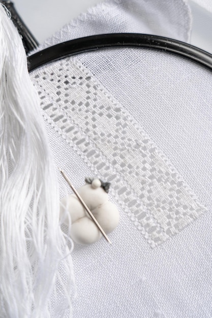 haftowane motywy na materiale